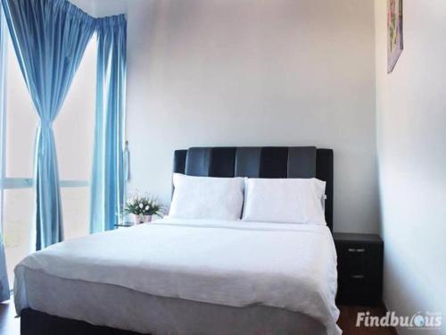 - une chambre avec un grand lit et des rideaux bleus dans l'établissement Hot Picks SmartTV Netflix Seaview Homestay Sekinchan, à Sekinchan