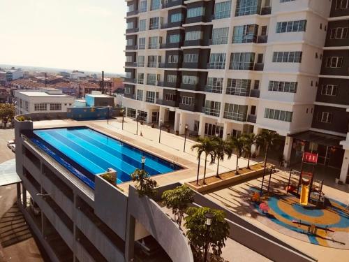 una vista aérea de una piscina en un edificio en Hot Picks SmartTV Netflix Seaview Homestay Sekinchan, en Sekinchan