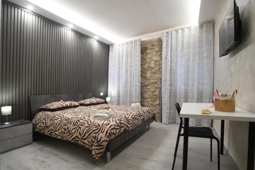 a bedroom with a bed and a table and a desk at B&B L’antico cortile in Alatri