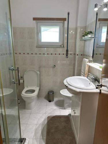 a bathroom with a toilet and a sink at Extraordinary Holiday House at Fernão Ferro! in Fernao Ferro