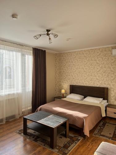 - une chambre avec un lit et une table dans l'établissement Lileya Hotel, à Polyana