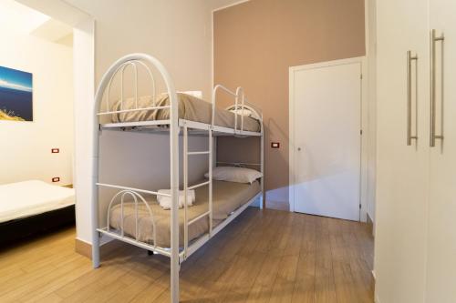 a room with two bunk beds in a room at Kòre rooms in Castellammare del Golfo
