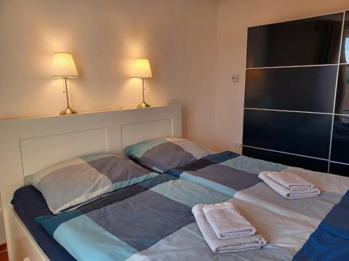 a bedroom with two beds with towels on them at Ehemalige Bibliothek Apartment für 2 mit Küche Kamin Netflix Parken und Hofladen in Steinhöfel