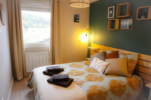 um quarto com uma cama com toalhas em L'Insoupçonné : garage, proche Axone, Stellantis em Audincourt