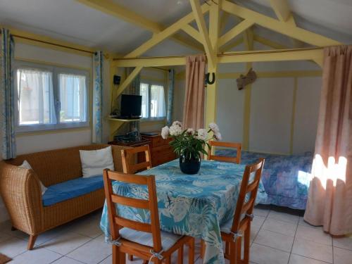 een kamer met een tafel, een bank en een bed bij Jocelyne in Azur