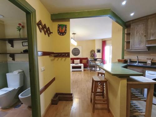 cocina y sala de estar con lavabo y aseo en Bed and Snow Art Apartments, en Sierra Nevada