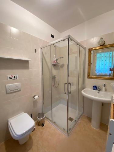 y baño con ducha, aseo y lavamanos. en Bellagio lake flat en Bellagio