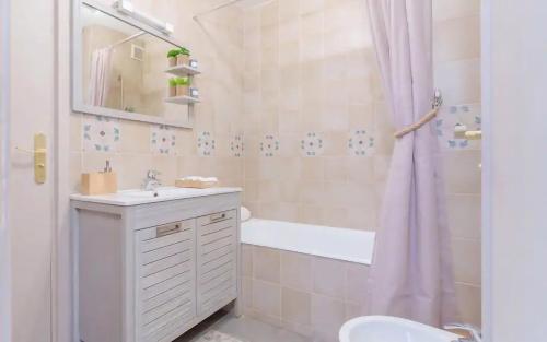 une salle de bain avec un lavabo, une baignoire et une douche dans l'établissement Le Concorde - Charmant appt avec terrasse, à Cannes
