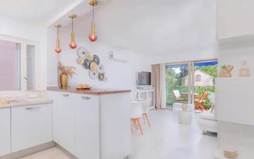 - une cuisine avec des murs blancs et des appareils électroménagers blancs dans l'établissement Le Concorde - Charmant appt avec terrasse, à Cannes