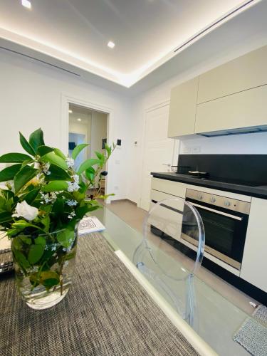 a kitchen with a glass table and a vase with flowers at Sul VenTo del Po in Melara