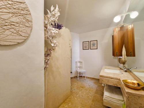 a kitchen with a sink and a counter top at Villa Pedra Natural Houses in Alvorge