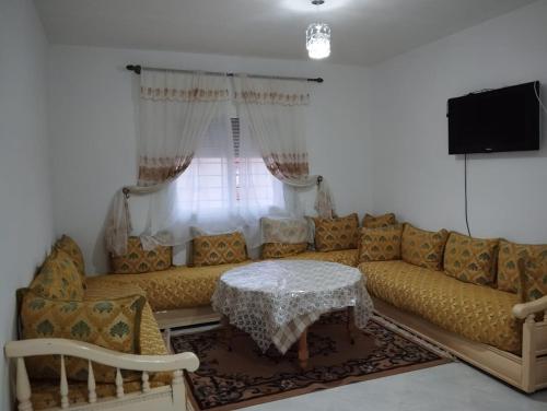 een woonkamer met een bank en een tafel bij Azrou in Azrou
