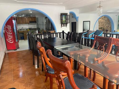 un comedor con mesa, sillas y una máquina de Coca-Cola en Blue Diamond House, en Cartagena de Indias