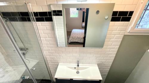 Ένα μπάνιο στο B&B 2 Chambres d'hôtes Gai Félibre avec Piscine et Jacuzzi