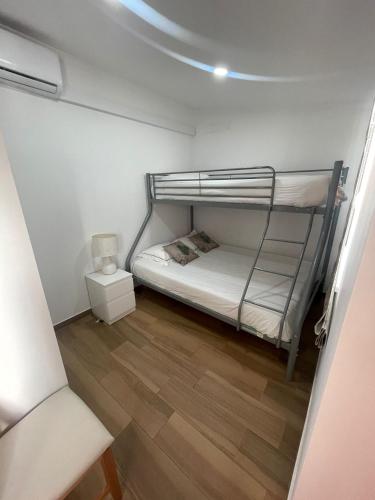 1 dormitorio con 2 literas y suelo de madera en O Capitão, en Peso da Régua