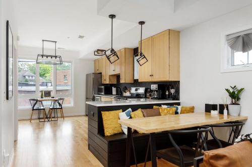 cocina y sala de estar con mesa y comedor en Midtown Modern - urban condo walkable to bars and beach, en Traverse City
