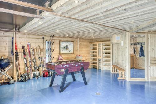 a room with a pool table and skis in it at Chalet luxe MARTA in Saint-Laurent-de-Mure