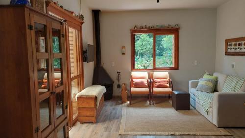 舊金山德保的住宿－Morada da Serra Alta，带沙发和窗户的客厅