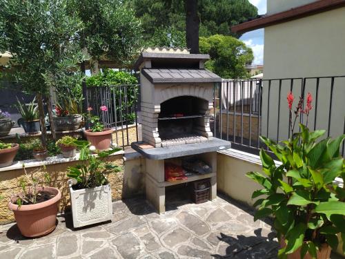 einen Pizzaofen im Freien in einem Garten mit Pflanzen in der Unterkunft LoChaletCivico47 in Rom