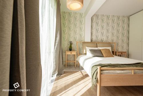 a bedroom with a bed and a window at New Residence Concept Studio in Roşu