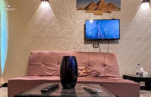 Μια τηλεόραση ή/και κέντρο ψυχαγωγίας στο Ramses Pyramids View Apartment