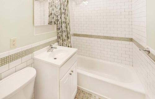Bilik mandi di Appealing 1BR apartment in NYC!