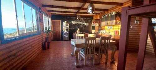 Um restaurante ou outro lugar para comer em Casona El Faro