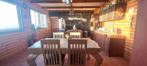 Um restaurante ou outro lugar para comer em Casona El Faro