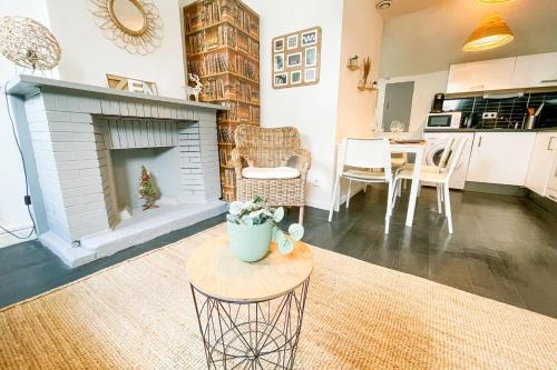 un salon avec une cheminée et une table dans l'établissement #N9 Le Champo T3 close to the centre 2 bedrooms, à Grenoble
