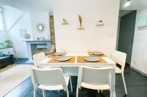 une salle à manger avec une table et des chaises blanches dans l'établissement #N9 Le Champo T3 close to the centre 2 bedrooms, à Grenoble