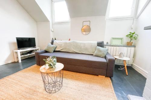 un salon avec un canapé et une table dans l'établissement #N9 Le Champo T3 close to the centre 2 bedrooms, à Grenoble