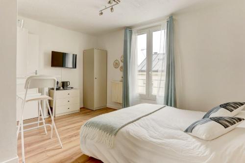 sypialnia z łóżkiem, biurkiem i oknem w obiekcie Le Dangeau - Versailles w Wersalu