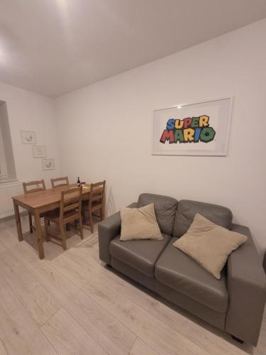 Ein Sitzbereich in der Unterkunft Apartamenty Centrum Zabrze Super Mario