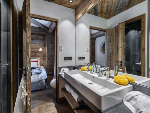 Chalet design 5* avec piscine, hammam, cinéma et parking à Val d'Isère - FR-1-567-35 photo 3