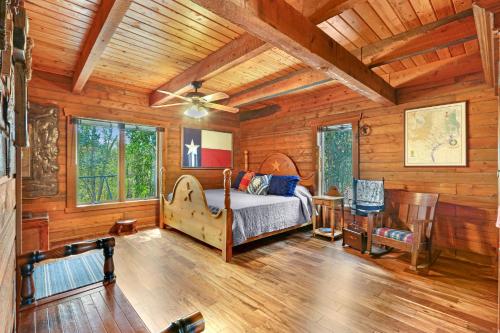 1 dormitorio con 1 cama en una habitación con paredes de madera en Cousins River Sanctuary, en Martindale