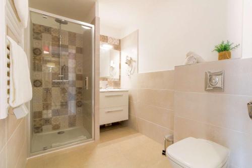une salle de bain avec une douche, des toilettes et un lavabo dans l'établissement SELECT'SO HOME - Résidence Le Poséidon - Piscine & Garage - Prestations de qualité & Services Hôteliers - POS22, à Bormes-les-Mimosas