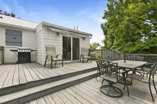 a wooden deck with a table and chairs on it at Mill Stream Cottage in Pigeon Forge