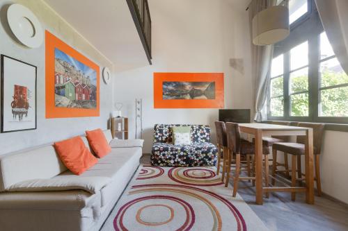 Coin salon dans l'établissement GuestHost - Milano Vigentino Loft with terrace