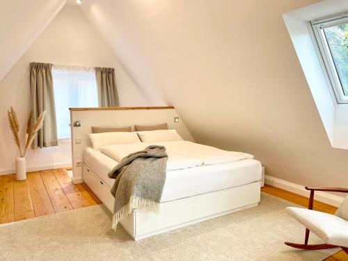 um quarto com uma cama branca num sótão em Cosy Concept - nahe Hamburg em Pinneberg