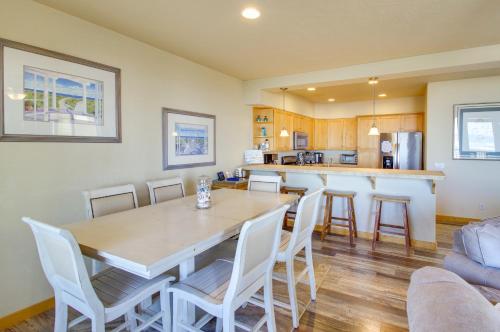 Η κουζίνα ή μικρή κουζίνα στο Quiet Waterfront Escape with Hot Tub and Beach Access!