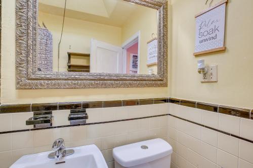 y baño con lavabo, espejo y aseo. en Quaint Lansdowne Getaway Near Downtown Philly!, en Lansdowne