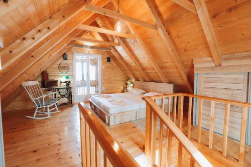 um quarto com uma cama num chalé de madeira em Hill Residence em Banja Luka