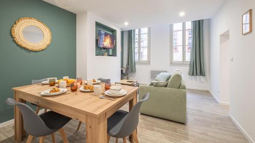- une salle à manger et un salon avec une table et des chaises en bois dans l'établissement Le Vertuose - Welc'Home, à Limoges