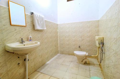 bagno con lavandino e servizi igienici di Saalwood Safari Lodge a Dhanwār