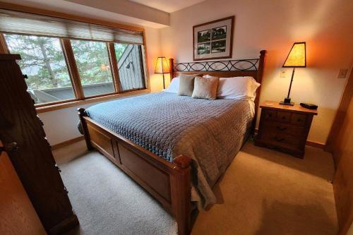 una camera con un grande letto e una finestra di Southridge 21 a Harbor Springs