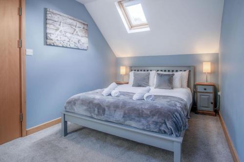 a bedroom with a bed with two stuffed animals on it at Tor Bay Cottage - 1 Bedroom - Parkmill in Parkmill