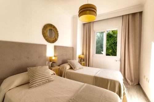 1 Schlafzimmer mit 2 Betten und einem Fenster in der Unterkunft 2034 Hacienda Nagueles I Marbella Golden Mile in Marbella