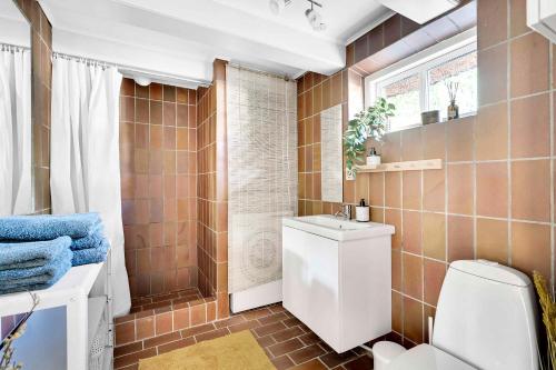 Vonios kambarys apgyvendinimo įstaigoje House In Quiet And Scenic Surroundings In Funen