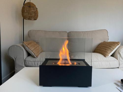 un braciere su un tavolo davanti a un divano di Le studio de la Noire Choque - Bain nordique ad Audembert