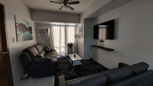 宿霧市的住宿－Cebu 1 bed Luxury Condo with high speed Internet，客厅配有沙发和桌子
